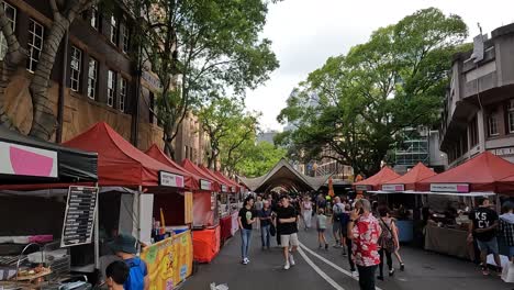 Grupo-Multirracial-De-Gente-Diversa-Explorando-Puestos-De-Comida-Al-Aire-Libre-En-Rocks-Market-Sydney,-Australia