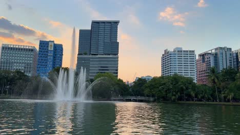 Südostasien-Stadtpark-See-Moderne-Gebäudearchitektur-Bangkok-Thailand