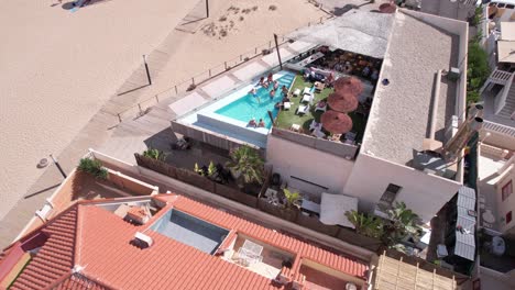 Vista-Aérea-De-La-Fiesta-En-La-Piscina-En-La-Playa-De-La-Mata,-España