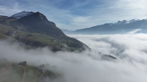 Niebla-Mística-Sobre-El-Paisaje-De-Walensee,-Amden-Y-Quinten