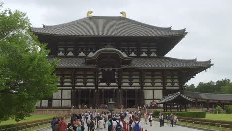 Turistas-Que-Se-Dirigen-Hacia-El-Gran-Salón-De-Buda-En-Nara