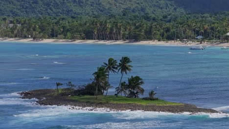 El-Cayito-Islet,-Las-Galeras-In-Samana-Peninsula