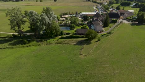 Aldea-Rústica-Cerca-De-Lyon,-Campo-Francés---Sobrevuelo-Aéreo