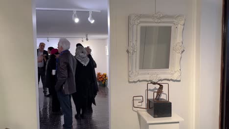 Kunstwerke-In-Einer-Kunstausstellungsgalerie-Im-Iran-Betrachten.-Wunderbare,-Kreative-Zeichnungen,-Malereien,-Fotografien,-Messen,-Ausstellungen,-Friedliches,-Minimalistisches-Design,-Ein-Ort-Zum-Besuchen,-Zeitgenössische-Kunst-Genießen