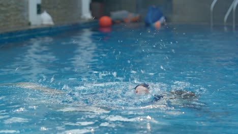 Primer-Plano-Del-Brazo-Agitando-Bajo-El-Agua-En-Una-Piscina.