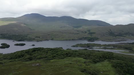 Ladies-View-In-Irland-Mit-üppiger-Landschaft-Und-Ruhigem-See,-Luftaufnahme