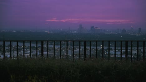 Erhöhte-Ansicht-Der-Skyline-Von-Bangkok-In-Der-Dämmerung-Mit-Urbanem-Glanz