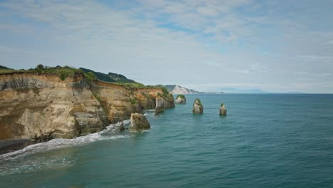 New-Zealand-north-island-coast-with-Three-Sisters-rock-formation,-aerial