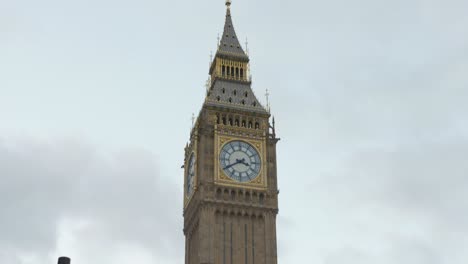 Toma-De-ángulo-Bajo-Del-Reloj-Big-Ben-Bajo-Un-Día-Nublado-En-Londres,-Inglaterra