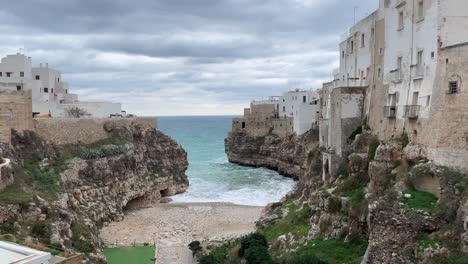 Waves-on-the-beach-in-Polignano-a-Mare,-Italy