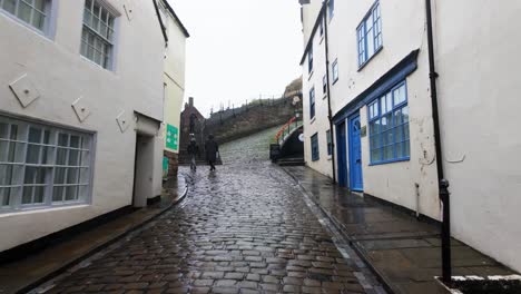 Menschen-Spazieren-Durch-Die-Ruhigen-Straßen-Von-Whitby,-Einem-Verschlafenen-Fischerdorf-An-Der-Küste-Von-Yorkshire-In-England