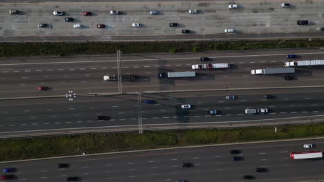 Transport-LKW-Auf-Stark-Befahrenen-Autobahnen-Liefern-Güter-Während-Der-Hauptverkehrszeit-Aus