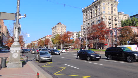 Calle-Principal-De-Khreshchatyk,-Capital-De-La-Ciudad-De-Kiev-En-Ucrania,-Clima-Soleado-Y-Conducción-De-Automóviles,-Edificios-Altos-De-Apartamentos,-Toma-Estática-De-4k