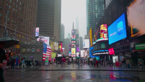 Pantallas-LED-Vibrantes-Iluminan-Un-Times-Square-Húmedo-Y-Lluvioso-Para-Los-Peatones-De-Manhattan