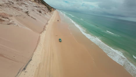 Drone-Estilo-Libre-Sobre-Una-Playa,-Turismo,-Vacaciones,-Impresionante