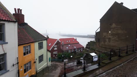 Gente-Caminando-Por-Las-Tranquilas-Calles-De-Whitby,-Un-Tranquilo-Pueblo-De-Pescadores-En-La-Costa-De-Yorkshire,-Inglaterra.