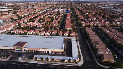 Vista-Aérea,-Suburbios-De-Las-Vegas,-Barrio-Residencial-De-Summerlin-Y-Edificios-Comunitarios,-Revelando-Un-Disparo-Con-Drones