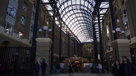 People-In-The-Hays-Galleria-Shopping-Arcade-On-London-Bridge,-United-Kingdom