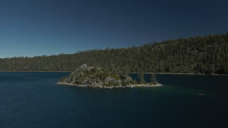 Luftaufnahmen-Vom-Anflug-Auf-Fannette-Island-Im-Lake-Tahoe