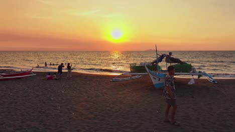 Gente-Descansando-Y-Playa-De-Arena-Disfrutando-Del-Atardecer-En-Filipinas