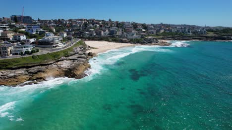 Costa-Y-Arquitectura-De-La-Playa-De-Tamarama-En-Sydney,-Nueva-Gales-Del-Sur,-Australia---Toma-Aérea-De-Un-Drone