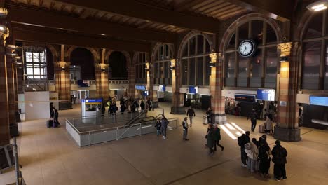 Zeitraffer-Amsterdam-Hauptbahnhof-Haupteingangshalle-Menschen-Und-Touristen-Gehen