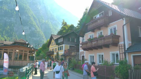 Una-Pareja-Joven-Camina-Por-La-Calle-Principal-Del-Pueblo-De-Hallstatt.