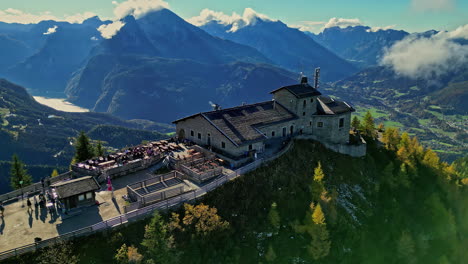 Histórico-Edificio-Nazi,-Nido-De-águila-Y-Espectaculares-Vistas-A-Las-Montañas-De-Los-Alpes
