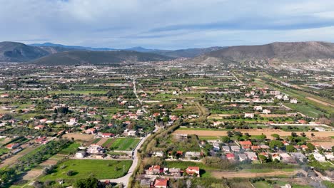 Imágenes-Aéreas-Sobre-Casas-De-Verano-Y-Tierras-Agrícolas-En-Maratón,-Grecia