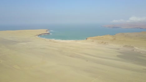 Wüstensand-Trifft-Auf-Den-Pazifischen-Ozean-Mit-Einer-Luftaufnahme-Einer-Drohne-Mit-Blick-Auf-Die-Weite-Landschaft