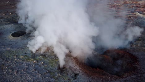 Géiseres-De-Cono-Arrojan-Vapor-Caliente-En-El-Alto-Altiplano-Sol-De-Mañana-De-Bolivia