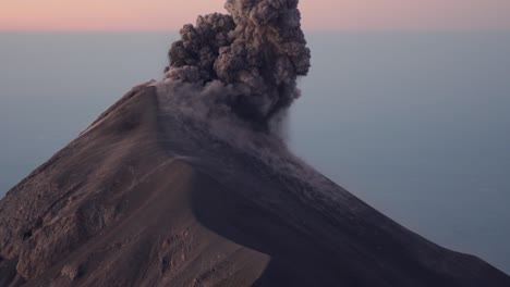 Massiver-Ausbruch-Des-Vulkans-Fuego-Bei-Sonnenaufgang,-Aschewolke-Erzeugt-Apokalyptische-Szene