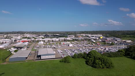 Vistas-Aéreas-De-Izquierda-A-Derecha-Sobre-La-Zona-Industrial-Y-El-Espacio-Verde-De-Brendale.