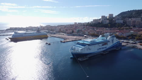 Transbordadores-Anclados-En-El-Puerto-De-Ajaccio-En-Un-Día-Soleado,-Córcega