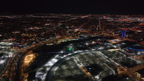 Centro-Denver-I25-Tráfico-Nevado-Invierno-Tarde-Noche-Luces-De-La-Ciudad-Paisaje-Aéreo-Drone-Cinematográfico-Carretera-Anamórfica-Colorado-Milla-De-Altura-Du-Metro-Eltiches-Empoderar-Campo-Pelota-Arena-Círculo-A-La-Izquierda