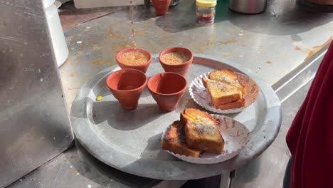 Indian-tea-and-butter-toast-served-in-road-side-stall-in-Kolkata,-India