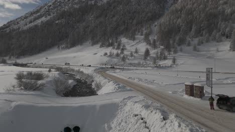 Atemberaubendes-Drohnenvideo-Der-Livigno-Alpen:-Schneegipfel,-Stadt-Und-Bergdorf,-Ideal-Für-Hochwertige-Winter--Und-Tourismuswerbung