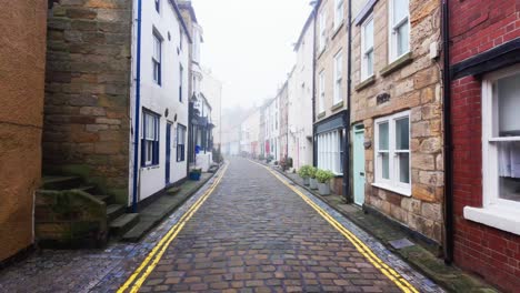 Gente-Caminando-Por-Las-Tranquilas-Calles-De-Staithes,-Un-Tranquilo-Pueblo-De-Pescadores-En-La-Costa-De-Yorkshire,-Inglaterra.