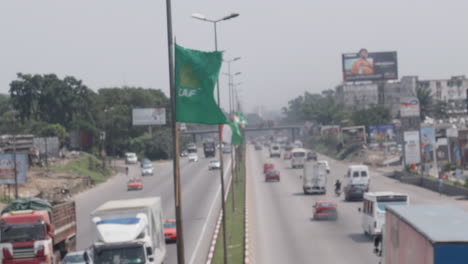 Banderas-De-Caf-Y-Costa-De-Marfil-Ondeando-En-Un-Poste-En-Medio-De-La-Carretera-Durante-Afcon-2023