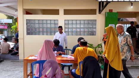 Indonesian-president-election-voting-office-with-many-people