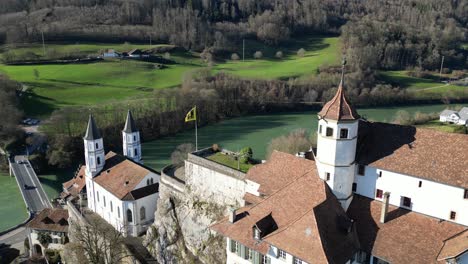 Aarburg-Aargau-Suiza-Castillo-Domina-El-Hermoso-Río-Y-El-Valle-Verde