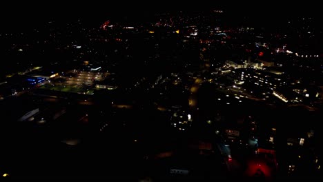 Ausgedehnte-Nächtliche-Luftaufnahme-Der-Lichter-Und-Straßen-Der-Stadt
