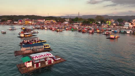 Barcos-Turísticos-Tradicionales-De-Madera-Anclados-En-La-Bahía-De-Matangbukay.