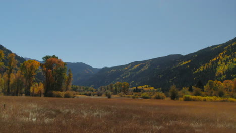 Rugiente-Tenedor-Valle-Del-Río-Estrella-Del-Norte-Reserva-Natural-Independencia-Pase-Diablos-Ponchera-Colorado-Verano-Otoño-Aéreo-Zumbido-Cinematográfico-álamo-Temblón-Masa-De-Nieve-Ashcroft-Cielo-Azul-Prados-Control-Deslizante-Movimiento-A-La-Derecha