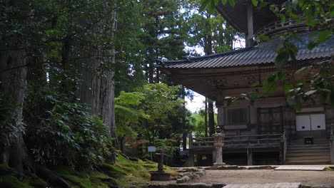 Pagoda-Del-Oeste-En-Kongobu-ji-En-Koyasan,-Exuberante-Vegetación,-Durante-El-Día,-Tranquilo