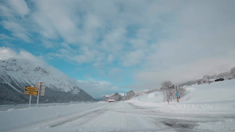 POV-Video-Einer-Fahrt-Durch-Norwegens-Westfjorde-Im-Winter,-Das-Eine-Reise-Entlang-Verschneiter-Straßen-Zeigt