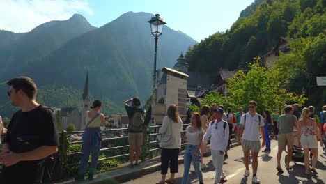 Multitudes-De-Personas-Hacen-Fila-Para-Tomar-Fotografías-Del-Pueblo-De-Hallstatt.