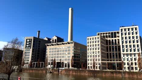 Casas-De-Lujo-En-El-Muelle-De-Westhafen-En-La-Ciudad-De-Frankfurt-Con-Vista-Al-Río-Principal