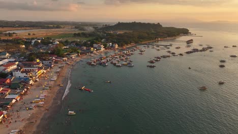 Parken-Von-Booten-Am-Matabungkay-Strand-Während-Der-Goldenen-Stunde