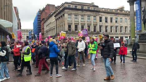 Eine-Fotografin-Versucht,-Nahaufnahmen-Von-Anti-Rassismus-Demonstranten-In-Glasgow-Zu-Machen